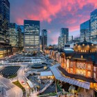 La stazione di Tokyo è un gioiello architettonico nel cuore della città: unisce eleganza storica e modernità, snodo vitale tra treni locali, Shinkansen e metropolitane.