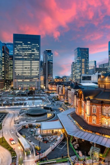 La stazione di Tokyo è un gioiello architettonico nel cuore della città: unisce eleganza storica e modernità, snodo vitale tra treni locali, Shinkansen e metropolitane.