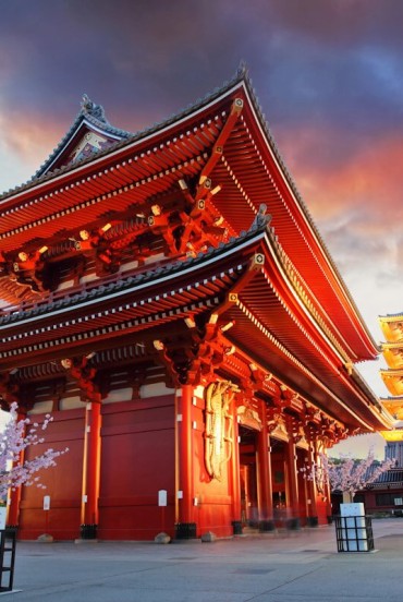 Il Sensō-ji è il tempio buddhista più antico di Tokyo, situato ad Asakusa. Dedicato alla dea Kannon, è famoso per la porta Kaminarimon e l’animato viale Nakamise.