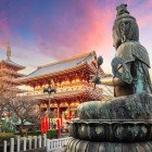 Il Tempio Senso-ji ad Asakusa, Tokyo, con la sua maestosa porta Kaminarimon e il grande edificio principale, è un luogo sacro ricco di storia, circondato da negozi e un'atmosfera vivace.