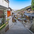 La Kyoto della città vecchia, distretto di Higashiyama, Sannenzaka: una strada lastricata e attrazione turistica situata a Higashiyama-ku, Kyoto, Giappone.