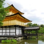 Dettaglio ravvicinato del Golden Pavilion a Kyoto: il tempio dorato brilla sotto il sole, mostrando la raffinatezza dell’architettura giapponese tra oro, natura e spiritualità.