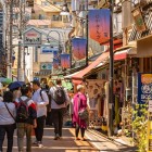 Yanaka Ginza, storica via di Tokyo con negozi tradizionali, street food locale, atmosfera rétro e la mascotte del quartiere: il gatto Sen, simbolo amato dai visitatori e dai locali.