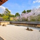 Il Giardino delle Rocce di Ryoan-ji, a Kyoto, è un capolavoro di minimalismo zen. Composto da 15 rocce disposte su sabbia bianca, offre un'esperienza meditativa unica, simbolo di equilibrio e riflessione interiore.