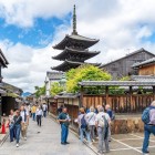 La Pagoda Yasaka a Sannenzaka, Kyoto: simbolo del Giappone tradizionale, immersa tra stradine lastricate, antiche case in legno e un’atmosfera dal fascino senza tempo.