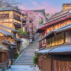 Una passeggiata nell'antico quartiere di Gion, famoso per le sue case da tè, dove occasionalmente si incontrano maiko e giovani aspiranti geishe che attraversano i caratteristici vicoli.