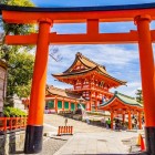 Il Santuario Fushimi Inari Taisha a Kyoto, dedicato al dio Inari, è famoso per i suoi infiniti torii rossi. Un sito storico e culturale simbolo della spiritualità giapponese.