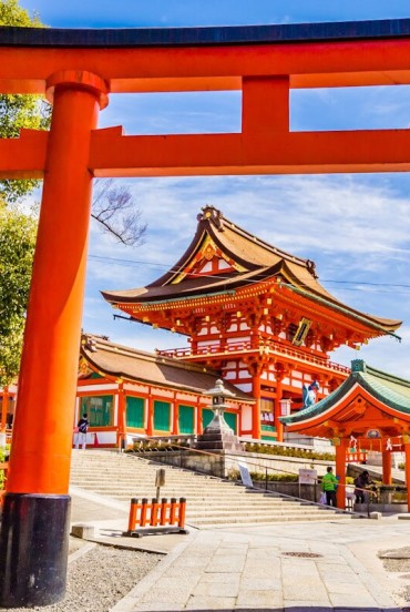 Il Santuario Fushimi Inari Taisha a Kyoto, dedicato al dio Inari, è famoso per i suoi infiniti torii rossi. Un sito storico e culturale simbolo della spiritualità giapponese.