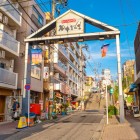 Scorcio di Yanaka Ginza a Tokyo, quartiere dal fascino retrò dove si respira ancora l’atmosfera shitamachi, tra vicoli tradizionali, negozi storici e vita di quartiere autentica.