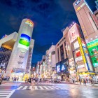 Fare shopping a Shibuya la notte è un'esperienza unica: luci al neon, negozi aperti fino a tardi e un'energia urbana che non dorme mai, nel cuore pulsante di Tokyo.