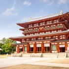 Il tempio Yakushi-ji, a Nara, è uno dei più antichi del Giappone. Fondato nel VII secolo, è un importante simbolo della cultura buddista e dell’architettura classica giapponese.