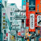 Veduta notturna del distretto di Shibuya a Tokyo, Giappone, una delle zone più vivaci e frequentate della città, rinomata per la moda e lo shopping.