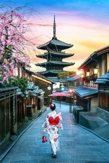 In primavera, il quartiere di Gion si trasforma con i fiori di ciliegio. Una geisha in kimono attraversa i vicoli storici, offrendo un'autentica esperienza della cultura tradizionale giapponese.