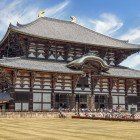 Il Todai-ji, storico tempio in legno costruito nel 752 a Nara, Giappone, è Patrimonio UNESCO e custodisce il Grande Buddha, simbolo spirituale e culturale millenario del Paese.