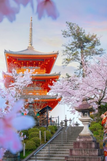 Una giovane giapponese in kimono tradizionale davanti al tempio Kiyomizu-dera di Kyoto incarna l’eleganza e la cultura nipponica, tra architetture antiche e paesaggi suggestivi.