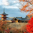 La pagoda Sanjunoto, situata al tempio Kiyomizu-dera di Kyoto, è una struttura iconica a tre piani, simbolo della tradizione giapponese, circondata da paesaggi autunnali mozzafiato.