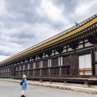 La facciata di Sanjusangen-do è maestosa e sobria, con colonne di legno che sorreggono il tetto. Elegante e decorata con dettagli giapponesi, invita alla serenità e alla spiritualità.