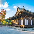 Sanjusangen-do, tempio storico di Kyoto, è noto per le 1.001 statue di Kannon e la grande scultura centrale di Kannon che attira visitatori da tutto il mondo.