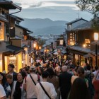 Sannenzaka è una suggestiva strada pedonale, molto amata dai turisti, fiancheggiata da edifici storici e botteghe tradizionali. Percorrendola, si arriva al tempio Kiyomizu-dera.