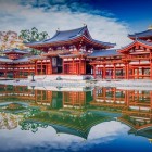 Uji nella prefettura di Kyoto, Giappone, è una città affacciata sul fiume Ujigawa. Famosa per i suoi templi storici, il tè verde e il paesaggio sereno, è un luogo ricco di tradizione.