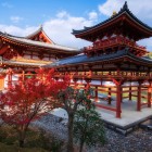 Vista dall'alto della Phoenix Hall del tempio Byodo-In, patrimonio mondiale dell'UNESCO, a Uji nella prefettura di Kyoto nella regione del Kansai in Giappone.