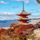 In autunno, la pagoda del tempio Kiyomizu-dera a Kyoto regala un panorama incantevole: tra gli aceri dai toni caldi e il cielo terso, emerge un’atmosfera magica e profondamente giapponese.