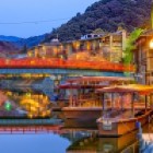 Il tempio Byodo-in a Uji, Kyoto, è un capolavoro dell'architettura giapponese, patrimonio dell'UNESCO. Famoso per il Phoenix Hall, simboleggia la bellezza e la spiritualità buddista.