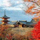 La pagoda Sanjunoto, situata al tempio Kiyomizu-dera di Kyoto, è una struttura iconica a tre piani, simbolo della tradizione giapponese, circondata da paesaggi autunnali mozzafiato.