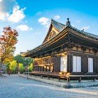 Sanjusangen-do, tempio storico di Kyoto, è noto per le 1.001 statue di Kannon e la grande scultura centrale di Kannon che attira visitatori da tutto il mondo.