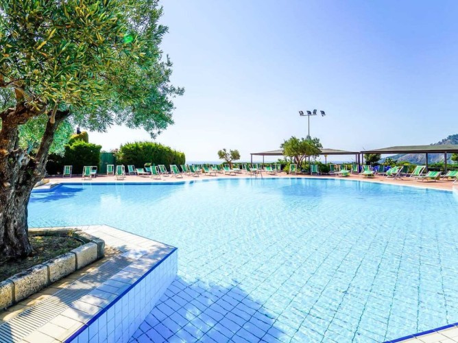 Villaggio Porto Rhoca - Piscina esterna attrezzata con ombrelloni e lettini