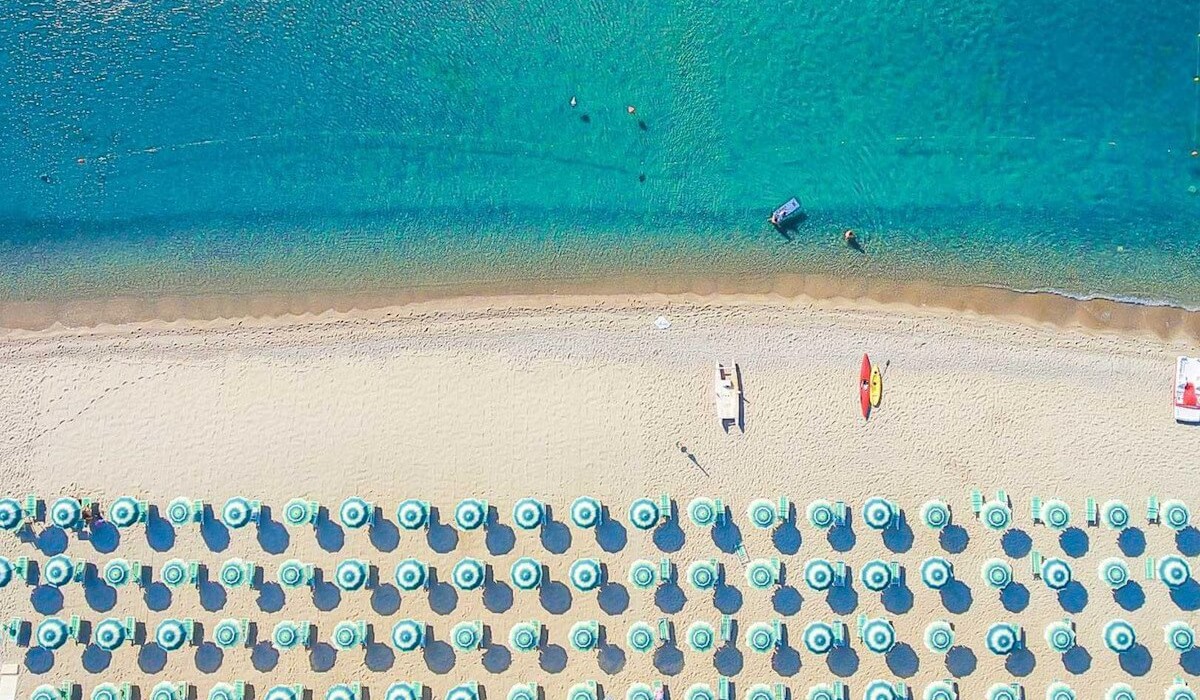 Villaggio Porto Rhoca - Spiaggia privata del villaggio, raggiungibile con comodo servizio navetta