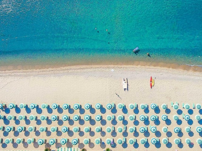Villaggio Porto Rhoca - Spiaggia privata del villaggio, raggiungibile con comodo servizio navetta