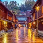 Il Distretto di Higashi Chaya a Kanazawa è uno dei quartieri storici meglio conservati del Giappone, celebre per le antiche case da tè e l’atmosfera elegante dell’epoca Edo.