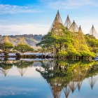 Il Kenroku-en considerato uno dei tre giardini più belli situato a Kanazawa nella prefettura di Ishikawa Giappone unisce armoniosamente spazio, acqua e paesaggi naturali.