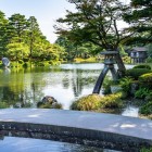 Il meraviglioso giardino Kenroku-en a Kanazawa in tutto il suo fascino visto dallo stagno Kasumigaike, dove spicca l’iconica lanterna Kotoji-tōrō, simbolo intramontabile del Giappone.