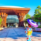 Il Tsuzumi-mon Gate, spettacolare porta d’ingresso della Stazione di Kanazawa,nella prefettura di Ishikawa, unisce tradizione e modernità uno dei luoghi più fotografati della città.