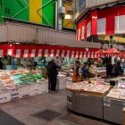 Interni del mercato di Omicho, facilmente raggiungibile dalla stazione di Kanazawa con una passeggiata di 15-20 minuti o con i bus JR, scendendo alla fermata Musashigatsuji/Omicho Market.