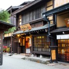 Le vie storiche di Sanmachi Suji, con case in legno Edo perfettamente conservate, offrono un viaggio nel tempo tra botteghe artigiane, locande e profumi di sake locale.