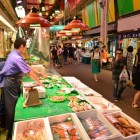 Il mercato di Omicho, nel cuore di Kanazawa, ospita oltre 170 negozi ed è rinomato per il pesce fresco, i frutti di mare e i prodotti locali, tra tradizione e sapori giapponesi.