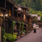 Sanmachi-suji è il quartiere e cuore storico di Takayama, con strade acciottolate e case in legno Edo. Ricco di negozi tradizionali, sake shop e locande, conserva il fascino d’altri tempi