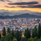 Takayama, incastonata nelle Alpi giapponesi, è una città storica famosa per la sua architettura tradizionale, i templi, i mercati all'aperto e i festival stagionali ricchi di cultura.