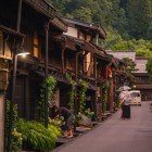 Sanmachi-suji è il quartiere e cuore storico di Takayama, con strade acciottolate e case in legno Edo. Ricco di negozi tradizionali, sake shop e locande, conserva il fascino d’altri tempi