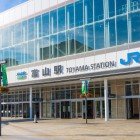 La stazione ferroviaria di Toyama è il punto in cui si effettua il cambio, prendendo il treno veloce che impiega circa due ore per raggiungere Takayama.
