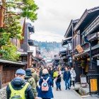 Suggestiva veduta panoramica della città di Takayama, incastonata tra le Alpi giapponesi e conosciuta come la "piccola Kyoto del Giappone", fondata durante il raffinato periodo Edo
