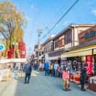 Il mercato mattutino di Miyagawa, nel cuore di Takayama, lungo le rive del suggestivo fiume Miyagawa offre un’affascinante varietà di prodotti freschi, delizie gastronomiche e souvenir artigianali.