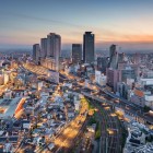 Nagoya, dinamica metropoli del Giappone centrale, fonde armoniosamente tradizione e innovazione con castelli storici, musei, cucina tipica e un’importante industria automobilistica.