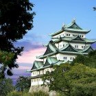 Il Castello di Nagoya, simbolo della città, colpisce per i tetti dorati e l’elegante architettura feudale. Fu residenza degli shōgun Tokugawa nel periodo Edo.