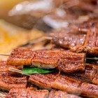 Tra le specialità giapponesi spicca l’unagi, anguilla d’acqua dolce grigliata e laccata con salsa dolce a base di soia, mirin e zucchero: un piatto ricco e raffinato.