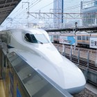 I treni Shinkansen da Nagoya a Tokyo incarnano la precisione e l’efficienza giapponese, offrendo un perfetto esempio di mobilità moderna e connessione tra grandi città.