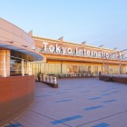 L'Aeroporto di Haneda, situato a Tokyo, è uno dei principali scali internazionali del Giappone, noto per la sua efficienza e per la vista spettacolare del Monte Fuji in giornate limpide.